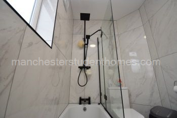 Bathroom (1st Floor)