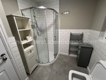 Shower / Toilet 1