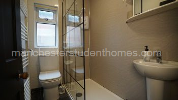 Shower room (first floor)