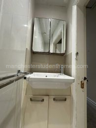 Shower room 2 (first floor)