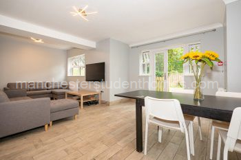 LOUNGE WITH PATIO DOORS TO GARDEN