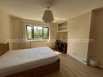 Upstairs back bedroom on the right Pic 3